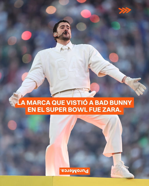 El look completo de Bad Bunny en el show de medio tiempo del Super Bowl LX fue firmado por ZARA. Sí, la marca que ha logrado democratizar tendencias terminó vistiendo uno de los escenarios más vistos del planeta. 🎤👕

Para su presentación, el artista apostó por una estética limpia en tonos crema de pies a cabeza… camisa con corbata, jersey deportivo con el número 64, chinos y sneakers. En la espalda se leía “Ocasio”, el apellido de su mamá, un guiño personal que dio contexto al outfit. ✨🤍

📸: National Football League ( @NFL )

#PuroMerca 🧡