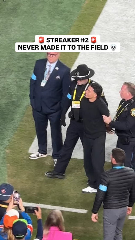 Bro got arrested to never leave the sideline. #streaker #superbowl #streak #comedy #funny