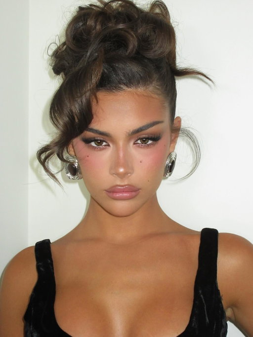 Today’s look @oliviaphillipps 
hair by @shannonjjwilliams 
makeup @taniellejaimua 
vibes and content @jaykowa 

Look inspired by @kyliejenner @makeupbyariel