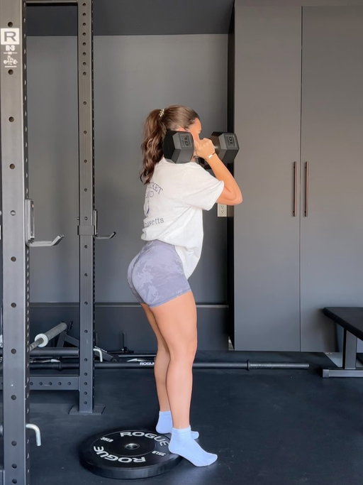 starting the week with LEGS of course 😮‍💨 this one is dumbbell only which means you can do this at home or when the gym is busy and all the equipment is taken 🤝 your legs will be toastyyy

1a. Heels Elevated Goblet Squat 4 sets | 8-10 reps

2a. Split Squat 4 sets | 6-8 (each) reps

3a. Alternating DB Step Ups 3 sets | 8-10 (each) reps

SUPERSET
4a. Weighted Jump Squats (modify: no jump) 3 sets | 8-10 reps
4b. Bodyweight Jump Squat (modify: no jump) 3 sets | 8-10 reps

Straight from week 5 of my Revive program 🏋🏻‍♀️🩵