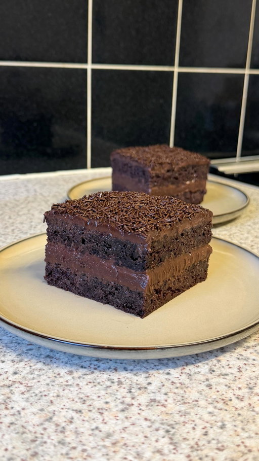 bolo gelado de brigadeiro 🇧🇷

the full recipe is on ashbaber.com, there’s also a link in my bio 

#baking #brigadeiro #cake #foodreels #goodfood