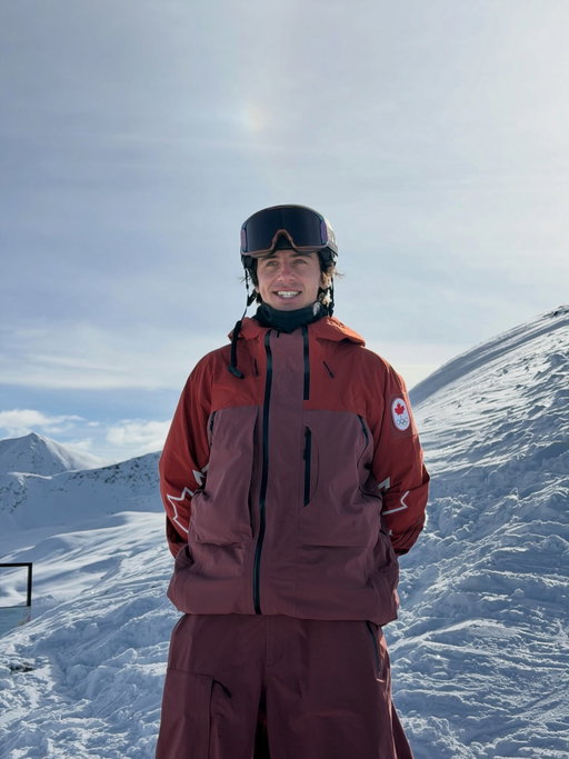 The smile says it all:)
Grateful to get back on the Mtn and make some turns! 
Inching closer and closer to clearance for slopestyle🙏