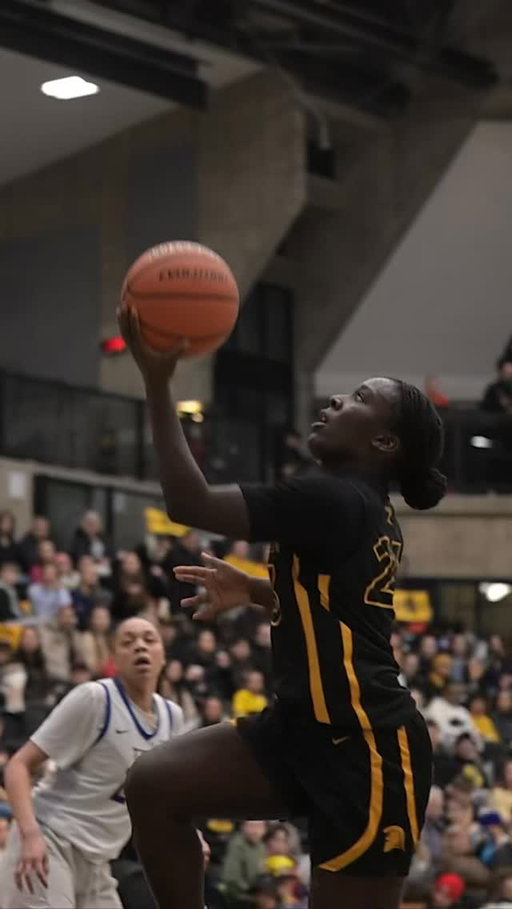 @oliviaannetomlin ➡️ @yemi.oladipo 

@wloowbb are back on the hardwood Wednesday at 6:00 PM for Unity in Motion.

🎥: @steve_brooks 

#GoBlackGoGold