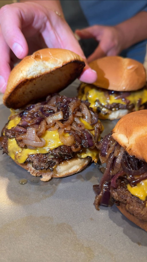 Hot Honey Caramelized Onion Smash Burgers @jacquelinethoma 

#food #cooking #recipe #dinner #ICanMakeThat