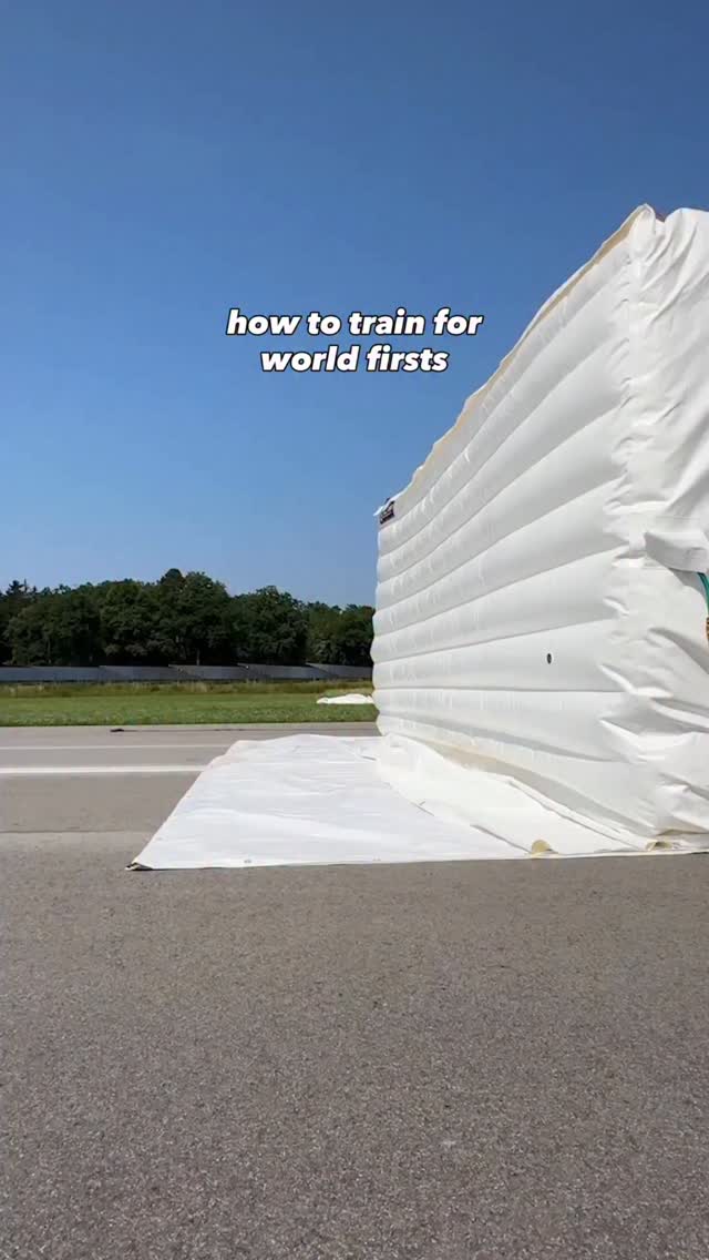 practice makes… history 🙌

👏: @diassandro, @georgentavou, @lucackermann98 & @andrzejbargiel 
🤝: @prada 

#redbull #givesyouwiiings #energydrink #worldfirst