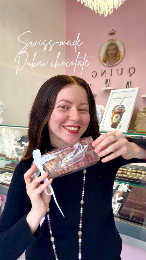 Swiss-made dubai chocolate 🇨🇭

Here’s everything I tried at @quing_dubai.chocolate, the first Dubai chocolate shop in Switzerland:
🍪Dubai chewy cookies
🍫Princess pink chocolate bar  🍓Dessert cup royal

Everything was 100% hand-made in Switzerland, and you could taste the quality of the ingredients used, I highly recommend it.

📍Route de Chêne 2, 1207 Genève
📦Delivery in Switzerland & Europe

*invitation, gifted products