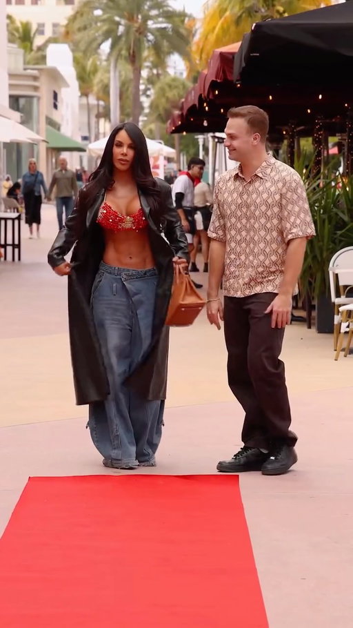 Miami paused just to see her shine😍🌴

#RedCarpetBoy