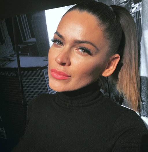 **Szia, 2019-es Én.** 💌
Nézem ezt a képet, és eszembe jut, mennyi mindent cipeltél csendben. Kívül erősnek tűntél, belül meg sokszor csak túl akartál élni, megfelelni, „jól csinálni”.

Azóta sokat változtam. De nem elhagytalak — inkább továbbvittelek. A változás nem árulás: bizonyíték arra, hogy fejlődtem, gyógyultam, tanultam.

Köszönöm, hogy mentél tovább akkor is, amikor nehéz volt. 
Ma már kedvesebben beszélek hozzád. 
És csak ennyit akarok, hogy tudd: **szeretem ezt a lányt.** 🤍 #önismeret #true #life #helloworld