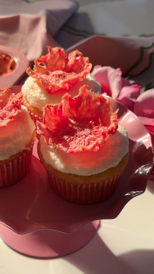 Cupcakes, but make them extra with Pinkglow® Pineapple flowers✨🌸🍍⁠
⁠
#pinkglow #pinkglowpineapple #pineapple #pinkpineapple #cupcakes