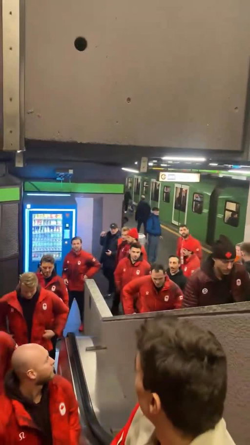 POV: you run into the Canadian Men’s hockey team on the metro. 🎥: Vicentinhusband via X 

#hockey #nhl #hockeylife #hockeyplayer #mcdavid