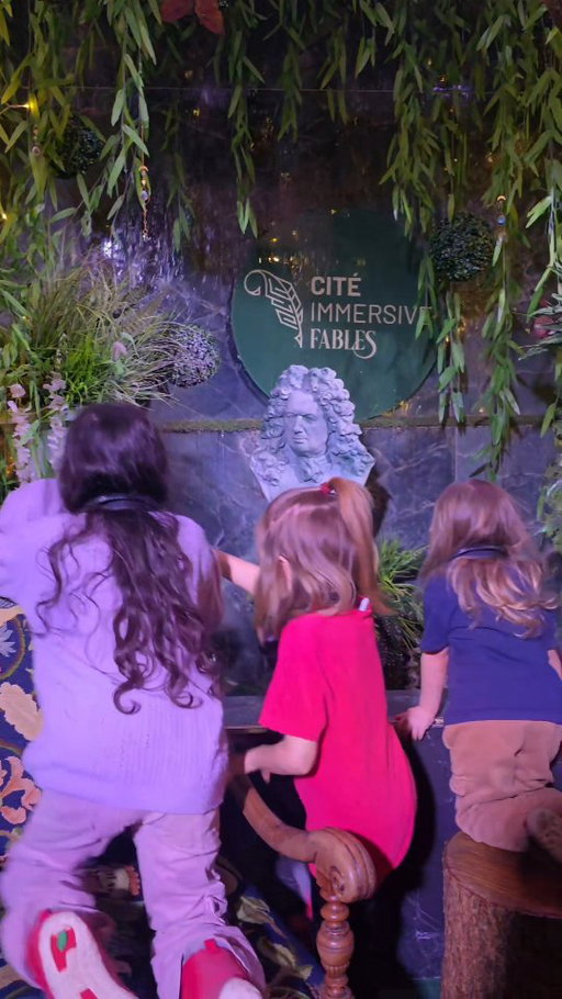 Qui n’a pas appris de morale au son des fables de La Fontaire, on se souvient tous je pense dans notre enfance avoir réciter au moins une fois une fable.

Je les lis moi même à mes enfants depuis petits, puis ils les ont étudiés, mais hier nous avons fait bien plus, nous avons plongé au cœur de celles-ci, à la @citeimmersivefables , un lieu magique pensé pour les enfants et les grands, pour vivre les fables, les comprendre, les toucher, et plus seulement les lire.

J’ai aimé les voir se laisser porter, entrer dans cet imaginaire, avec cette magie simple des histoires qui traversent le temps.

Une sortie différente, un peu hors du quotidien, que je vous conseille grandement si vous êtes sur Paris 🦊🐦‍⬛

Étant ambassadrice @fever_fr je vous mets mon code affilié PETITSPANDASZEN10 qui vous permet d’avoir une réduction en passant via mon lien que je vous mets en story à la une et dans ma bio 🙂

#FeverAmbassador #experienceimmersive
#sortieparis #cultureenfamille #imaginaire