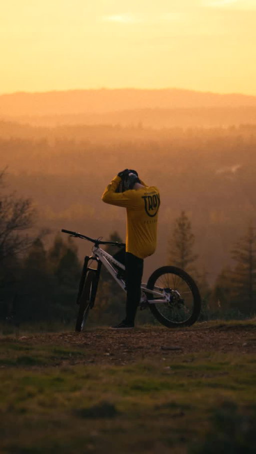 Welcome to the family, @Kaidan_Ingersoll 🤘 Freeride creativity meets Troy Lee Designs style

Check out Kaidan’s introduction video using the link in our bio 🔗