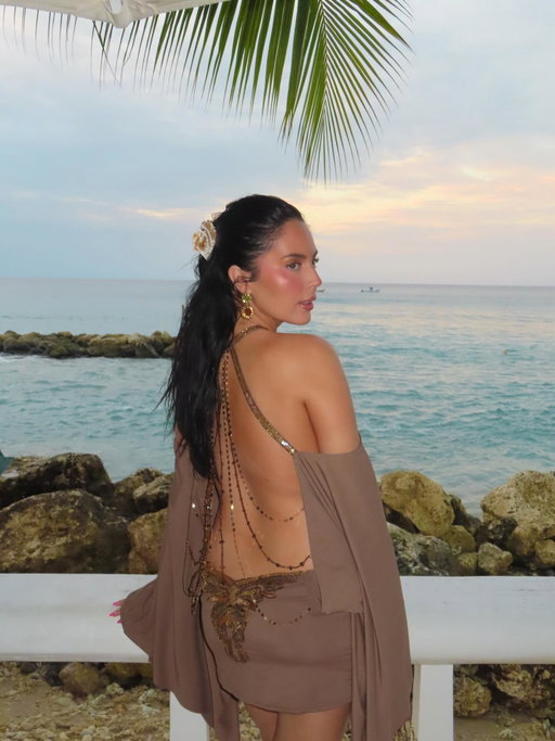 on island time🥥🌼🌊🤎