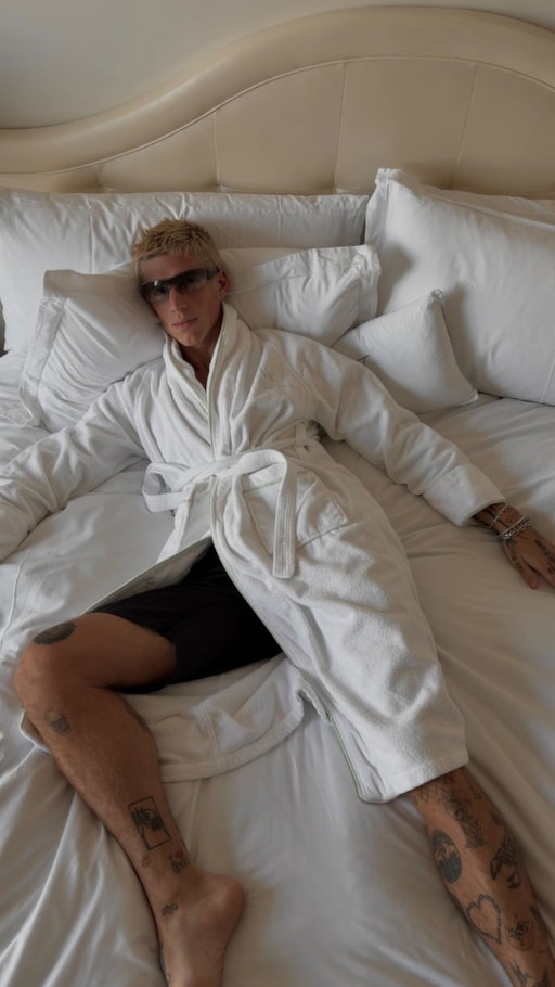 #HiltonPartner living my life as if I’m actually Paris Hilton. after seeing her new movie, Infinite Icon: A Visual Memoir, I am even more obsessed @parishilton @hilton #Infinitelcon
