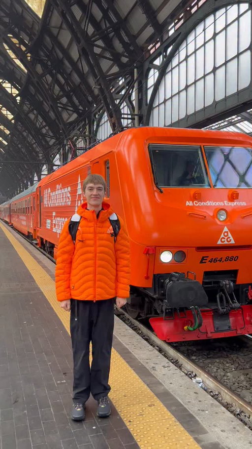 ACG’s answer to the yellow Flying Banana HST: the orange All Conditions Express, hauled by Bombardier E.464s. If you couldn’t be here, check out the train on the All Conditions World microsite. Ad 

#TeamACG #ACG @acg