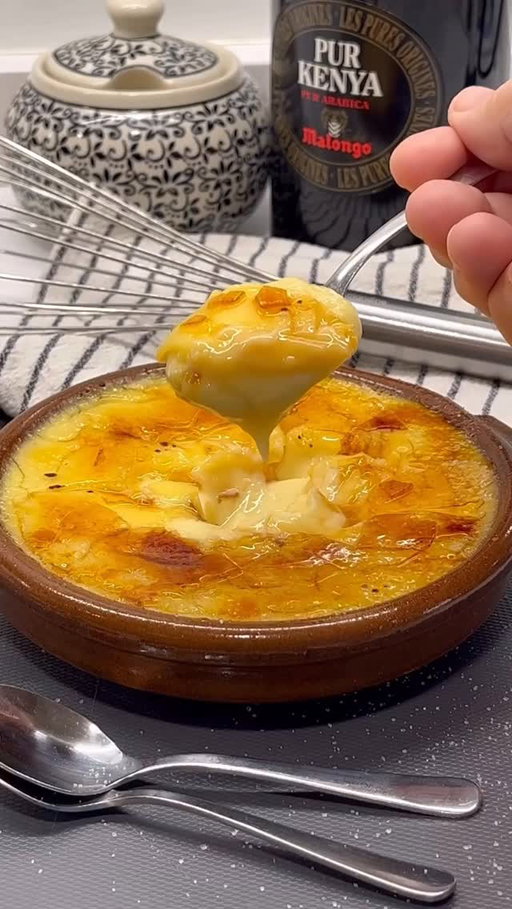 La mejor crema catalana!😋
Recuerdo a mi abuela removiendo la crema con paciencia mientras nosotros esperábamos para rebañar la cuchara y la cazuela. Es uno de mis postres favoritos: fácil, casero y siempre un éxito. Esa textura suave y aterciopelada con el azúcar caramelizado crujiente… puro paraíso ¿Te vas a resistir?🍮
•
CREMA PASTELERA:
1 litro leche entera
6 yemas de huevo
180 grs. azúcar
Cáscara limón
Cáscara naranja
Ramita canela
40 grs. maicena
Leche para diluir la maicena
•
Pon la leche con las pieles de los cítricos y la rama de canela a calentar, cuando hierva, apaga y deja infusionar 15 mins. En un recipiente amplio, mezcla las yemas con el azúcar hasta que la mezcla blanquee un poco, entonces agrega la leche infusionada (colándola) y mezcla rápido con unas varillas. Reincorpora esta mezcla a la cazuela, añade la maicena diluida con un poco de leche y vuelve a poner a fuego medio/bajo. No dejes de remover, siempre a temperatura bajita (no tiene que llegar a hervir, es una de las claves para que quede tan suave y cremosa) hasta que espese a tu gusto.
•
Sirve en los recipientes elegidos –yo he utilizado las clásicas cazuelitas de barro-, deja templar y a la nevera a reposar al menos 4 horas (mejor si es de un día para otro). Justo antes de servir, espolvorea azúcar por encima (entre una y dos cucharadas soperas), carameliza el azúcar con un soplete hasta formar una costra y ya está lista para disfrutar!