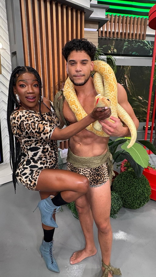 ¡Martes de fuego! 🔥🌴 Con la selva de fondo y un Tarzán MUY sexy #KennyRodríguez😏💪, #ChikyBombom llegó a #LasPicantes lista para prenderlo todo. ¿Quién más quedó en shock? 👀💥