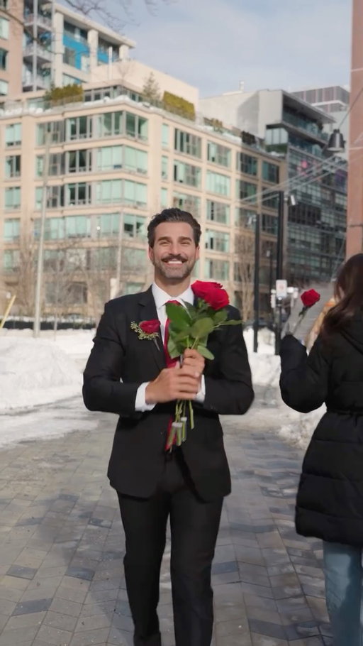 Our resident Dash-elor, @yourpalrick hit the streets to ensure this Valentine’s Day was an extra-special moment. From "thinking of you" bouquets for besties, to grand gestures for S.O.'s, he surprised real people nominated by their ride-or-dies to give them their flowers, hand-delivered right to their doors. ✨
 
Give your loved ones their flowers today with up to 30% off Valentine's Day orders until Feb 15th*.🌹

*Valid until 2/15/2026. Minimum subtotal and maximum discount vary. Fees, taxes, and gratuity still apply. Only available to select customers. See app for more details.

Notre Dasheleur @yourpalrick est allé à la rencontre des gens pour faire de cette Saint-Valentin un moment extra spécial. Des bouquets du style « je pense à toi » pour les meilleurs amis, aux grands gestes pour les amoureux, il a veillé à ce que l’amour (et les fleurs) soient livrés à leur porte, en main propre. ✨
 
Offre des fleurs à ceux que tu aimes et profite de jusqu’à 30 % de rabais sur les commandes de la Saint-Valentin jusqu’au 15 février.* 🌹

*Valide jusqu’au 15 février 2026. Sous-total minimum et rabais maximum variables. Frais, taxes et pourboire en sus. Offert à certains clients seulement. Voir l’app pour plus de détails.