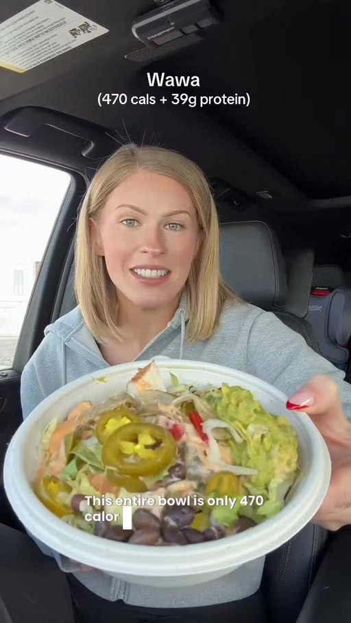 #ad Did you know that Wawa has food?? Like a huge selection of items that are all completely customizable!! Here’s my order:
-burrito bowl with 1/2 white rice 1/2 black beans, fresh salsa, chipotle sauce, avocado, fajita veggies, and shredded lettuce (470 cals + 39g protein)
#protein #fastfood #menu #hack