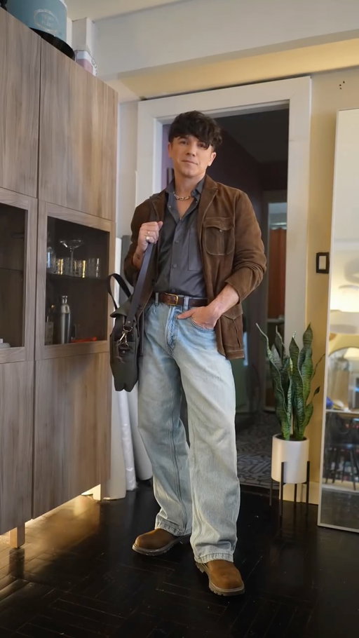 *cue the 90s soundtrack* 📚🤙🏼 • today’s work fit was 90s-movie-crush coded for sureeee… how’d I do?
-
wearing →→ thrifted @poloralphlauren suede blazer + @zara suede shirt + @urbanoutfitters jeans + @wolverineboots boots + @asos shell necklace + @filson1897 bag