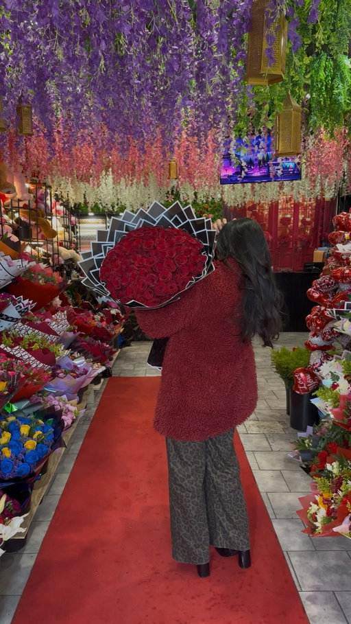 Found the perfect flower shop for XL bouquets 💐 and all types of arrangements, for any occasion. @tizarahco has such beautiful creations that will bring a smile to anyone’s face. 
•
I am truly obsessed with how beautiful and creative their work is. Check them out for all of your special moments (Valentine’s Day is around the corner 😉♥️) 
•
#flowershopnyc #smalbusinessnyc #largebouquet #valentinesdaynyc