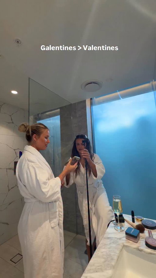 We really do just be the single cool aunties traveling the world getting ready in different hotel bathrooms 

📍The Dorsett, Gold Coast 
@dorsettgoldcoast 

#hotel #goldcoast #galentines #valentines #travelgirls