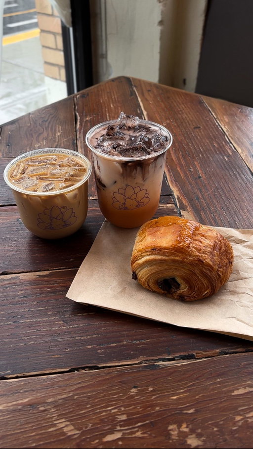 NEW Thai Coffee Shop in Seattle! ☕️

Seattle’s first Thai Coffee Shop @nudibranchcoffee is now open in Capitol Hill serving Thai coffee, Thai tea, and delicious pastries from @maddysbakeshop! The cafe is spacious and so cozy inside. 🫶🏼 

I ordered the Burnt Banana Latte and I loved it!! 🍌🤎

☕️ Burnt Banana Latte 
🤎 Chocolate Thai Tea
🥐 Pain au Chocolat 

Nudibranch Coffee
📍1400 12th Ave, Seattle, WA 98122

Share this with someone for your next coffee date ☺️

Thank you @nudibranchcoffee for inviting me 🤎

#seattle #seattlecoffee #seattlecafe #seattlefood #cafehopping