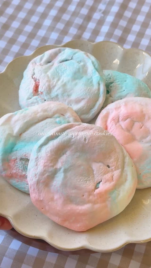 did you know you can make meringue in the microwave? 

mix 300g powdered sugar with 1 egg white until it comes together into a thick, smooth dough. roll into small balls (about 1 tablespoon each) and place one ball at a time on a piece of parchment paper. microwave for 30-45 seconds, or until it puffs up and looks set on the outside (every microwave is different). don’t let it burn! stop the microwave when the cookies no longer puff up. 

let it cool completely so it can firm up, then enjoy. you can color the dough with food coloring if you’d like as well 🥰

the perfect lil sweet treat 🙂‍↕️ 

#meringues #dessert #easydessert #pavlova