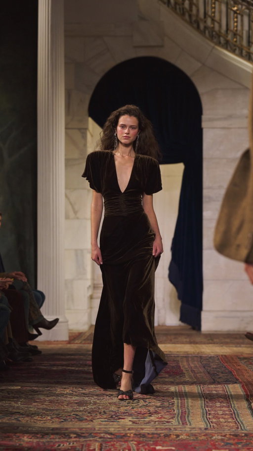 Fall 2026 #RLCollection eveningwear draws from Ralph Lauren’s heritage, balancing softness and strength.

Discover moments and music from #RalphLaurenFall26 via the link in bio.

#RalphLauren #NYFW