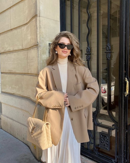 Spring Outfit Inspo ✨ 

Больше вдохновения — в тг justwannafeel 

10 sophisticated spring looks in neutral tones. A refined neutral palette — light neutrals, soft beige, warm grey, ivory, sand, taupe — creates a polished and timeless spring wardrobe.

Structured blazers, light wool coats, tailored sets, mini skirts, flowy midi skirts — balanced proportions and clean silhouettes define the look.

Elevated accents: leather belts, ballet flats, classic pumps, minimal bags, structured totes, sleek sunglasses, delicate gold jewelry.

#springstyle #parisianstyle #ootdinspo #springoutfit  #oldmoney