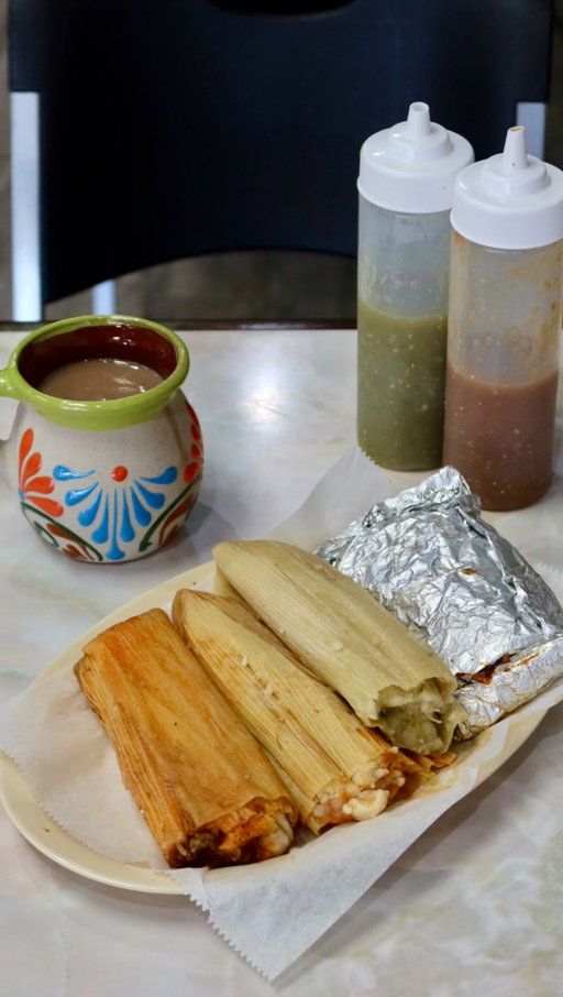 Let’s show some love to @tamalitosale4126 🫔

📍4126 W 26th St, Chicago 

#chicago #tamales #explore #chicagofood chicagofoodie