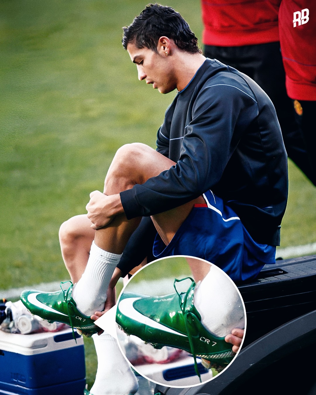 This is sick… 😮‍💨 Leroy Sané was spotted wearing Cristiano Ronaldo’s flashback CR7 2008 Nike Mercurial Vapor IV “Pine Green” boots two weeks ago for Galatasaray vs Manchester City in the UEFA Champions League.

Those boots originally dropped back when Ronaldo was still a Rising Baller during his time at Manchester United. 👀🥶

Admin even found a photo of the two facing each other in the Champions league 11 years ago in 2015… Love seeing players still rocking those iconic 2008 CR7 customs. Pure nostalgia. ✨