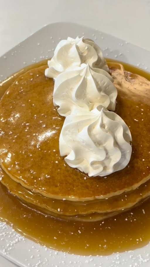 Love is in the air 🥰 (and the smell of Honey Butter Pancakes) 
#stackedpancakehouse #pancakes #restaurant #brunch