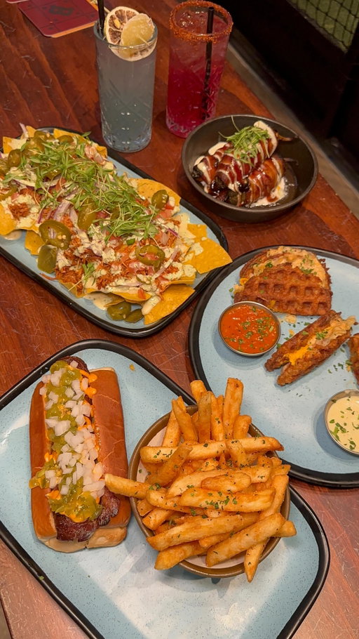 IMMERSIVE VIRTUAL BASEBALL EXPERIENCE ⚾️ If you love baseball and great food, this place is definitely for you! 

@batboxusa is such a fun experience with all types of virtual baseball games but when you’re not playing, you have to try their jalapeños stuffed with burnt ends and wrapped in bacon 🌶️

📍 Batbox | 5100 Belt Line Rd Suite 612, Addison, TX 75254

#dallasfood #baseball #mlb #dallasrestaurants #dallaseats