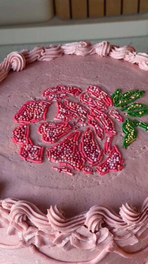 My strawberry vanilla chiffon cake with a sprinkle embroidery peony on top with silk bows 🎀🌸🍓

Recipe and steps on how to make this cake are on my substack :)

https://open.substack.com/pub/sporckly/p/vanilla-bean-chiffon-cake-with-a?r=3t8eym&utm_medium=ios

#sprinklecake #cakesofinstagram #cakedecoration #cakedesign