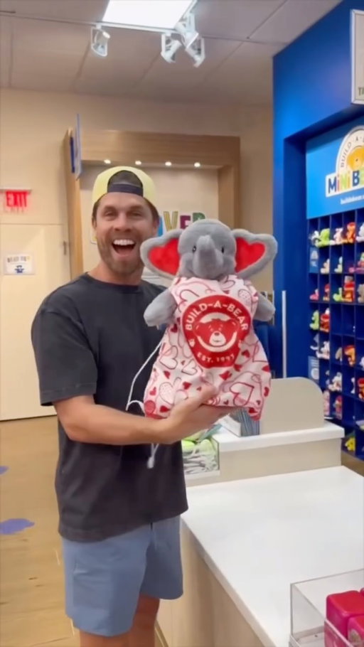 Happy Valentine’s Day from me and Ellie the Elephant! Drop a comment down below with your favorite Valentine’s candy and we will choose one winner to ship Ellie out to! 💌