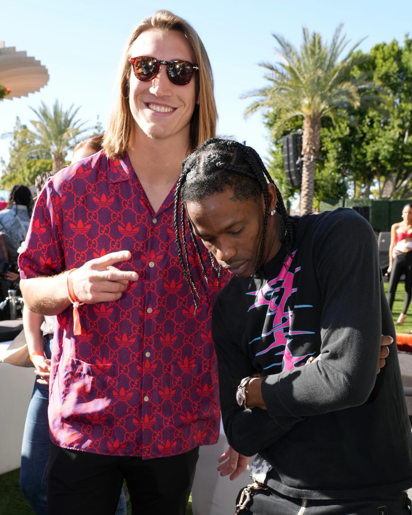 📲Follow @BARS for more content like this

3 years ago today, Michael Rubin hosted his legendary 2023 Fanatics Super Bowl Party, widely considered the most exclusive event of Super Bowl weekend👇

The invite only celebration brought together an unreal mix of hip-hop, NFL superstars, and A list celebrities, turning the night into a full blown cultural moment. From the hip-hop world, attendees included Travis Scott, Chase B, Drake, Jay Z, DJ Khaled, Lil Uzi Vert, Meek Mill, Lil Baby, Quavo, A$AP Ferg, Bobby Shmurda, and more, with multiple surprise performances throughout the night

On the sports side, the room was packed with elite NFL and NBA talent, including Joe Burrow, Trevor Lawrence, Caleb Williams, Cooper Kupp, Davante Adams, Brock Purdy, Bryce Young, Chris Paul, Devin Booker, Kevin Durant and more, alongside legends, owners, and executives from around the league

Celebrity appearances added even more star power, with Kevin Hart, Shaquille O’Neal, Zack Bia, Tiffany Haddish, Paul Rudd, and countless others in attendance. Held the day before kickoff, the event once again cemented Rubin’s parties as one the most iconic events in sports and entertainment