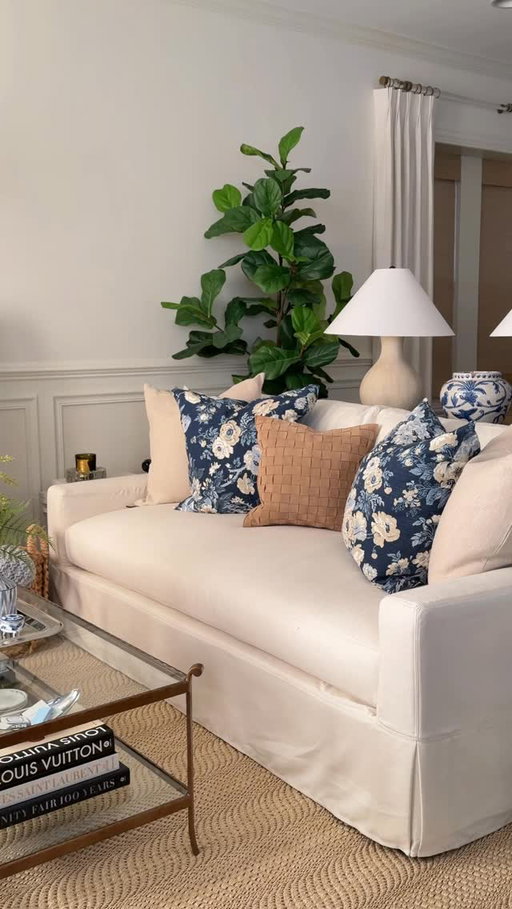 Take a seat 🛋️ It’s easy to see why the York Collection from @PotteryBarn is their bestselling line. This is the perfect spot for a cup of coffee before starting the day!

📹: @jenniferlake

#MyPotteryBarn