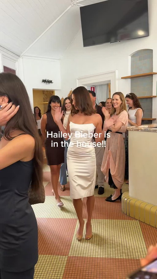 This is CRAZY!!! Hailey Bieber has made her entrance into the @rhode @meccabeauty event!!!

#rhode #meccabeauty #haileybieber #rhodelaunch #meccahaul
