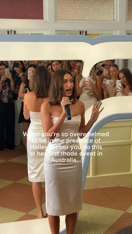Obviously got too excited and made a fool of myself. Thankfully matcha blends right in with my green top 😅💚

#rhode #meccabeauty #haileybieber #rhodelaunch #meccahaul