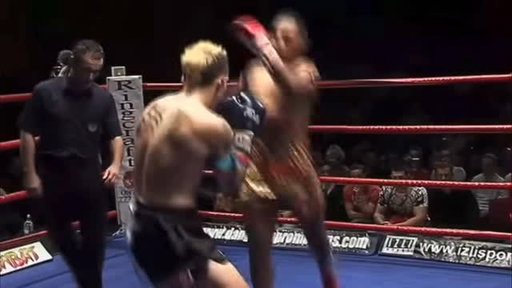 I still don’t know how he got that high…and that foot slap actually hurt too when he did it 🤣

#Goat #muaythai #Saenchai