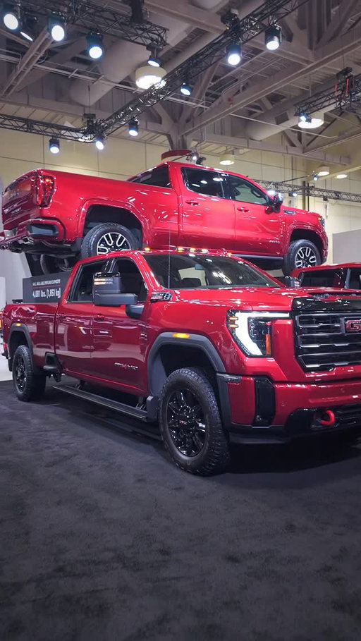 The @gmccanada Sierra 2500/3500 AT4 can tackle anything you throw at and ON it. It can Carry an impressive payload of 4,081lbs/7,290lbs - you literally can carry another Sierra on your back.
.
Check out the full GMC line up at the @autoshowca until the 22nd!
#torontoautoshow #gmccanada #truck #torontocontent #whattodointoronto