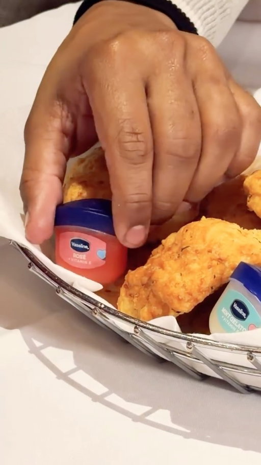 Lip Cuties turned Cheddar Bay biscuits into Cheddar Bae Kisscuits.
Try them at the Kissing Booth now through February 13 at the Times Square Red Lobster.

Reservations are still open 💋 Don’t be shy, secure your smooch at the link in bio before the tables disappear.

#vaseline #redlobster #valentine