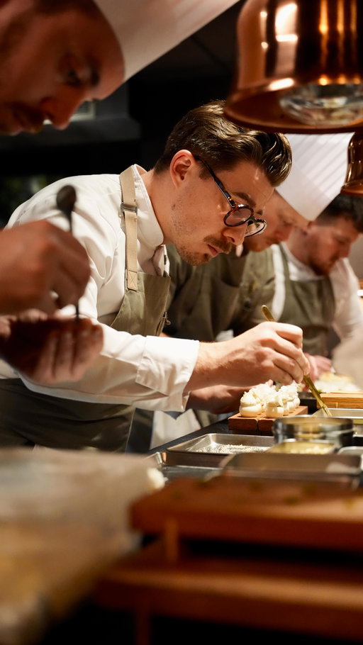 Heureux d’avoir accueilli le Gault & Millau Tour et de partager un joli moment de convivialité avec les chefs de la région

🎬 @seeyouagency_ 

#lemanoirdelarégate #maisonpérou #gaultetmillau #gaultmillau #gaultetmillaufr