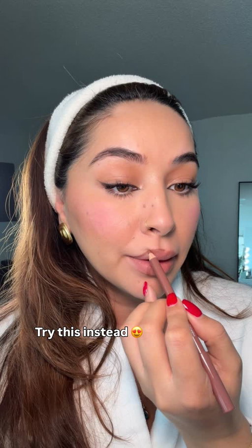 How to over-line your lips! This is one of my fav tricks, save this and try it 😍 lipliner is @summerfridays #lipliner #lipstick