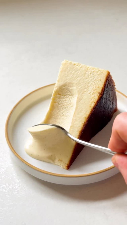 No more scrunched up baking paper for your burnt basque cheesecake! I love using the wet tea towel method, although I’ve burnt a few tea towels in the process 🤣 This is one of the recipes in the cheesecake section of my new book ‘The Science of Baking’. Such a smooth, creamy texture with the dark caramelised flavour coming from the crust on top! Not long till the book it out 😍 March 12th in the UK and April 16th in the US and worldwide! Link in my bio to pre-order, thank you for all the support! @dklivinguk