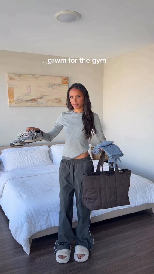 getting ready for the gym has never been so easy @lucy_edwards7
