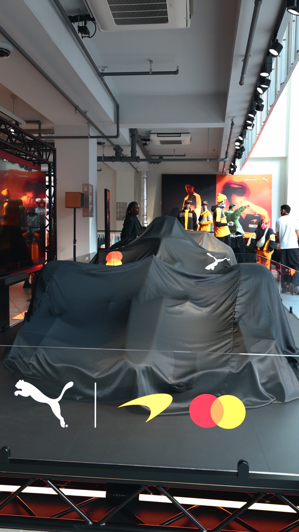 When we revealed the MCL40 to our @puma x papaya family 🧡

Visit the below before 15th Feb to see the new livery up close 👀

📍PUMA Flagship store, London
📍PUMA Flagship store, Las Vegas
📍PUMA Senayan City Mall, Jakarta

#RaceLouder #McLarenF1 @pumamotorsport