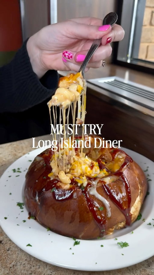 Hey Cousins! 

Have you been to @islandlakediner #diner in ronkonkoma #longislandfoodie yet?! Well it’s a #cheese #pasta and #cheeseburger lovers DREAM with their extra cheesy bacon cheeseburgers, their bbq chicken Mac & cheese in a bread bowl and their fettuccine Alfredo in a cone and how could I forget their ceaser salad chicken tacos!! Make sure to save room to have one of their insane milkshakes for dessert 😋 Can’t wait to share more about this spot!!!