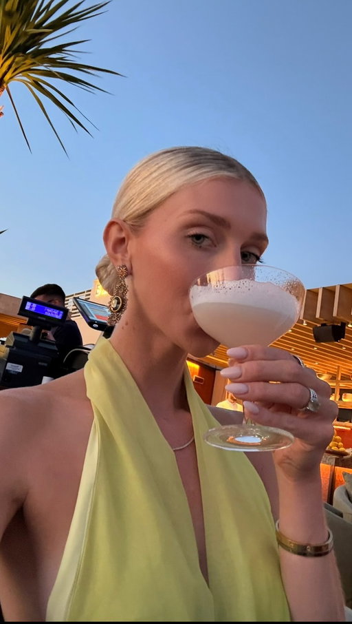 If you like lemon drop martinis, this cocktail is for you 🍋

Lemon Meringue Martini
* 2 oz vodka
* 1.5 oz limoncello
* 1 oz liquor 43 @licor43usa 
* 1.5 fresh lemon juice 
* .75 heavy cream 
* Splash simple syrup 
* 1 oz Egg white (optional)

Cheers!🤍